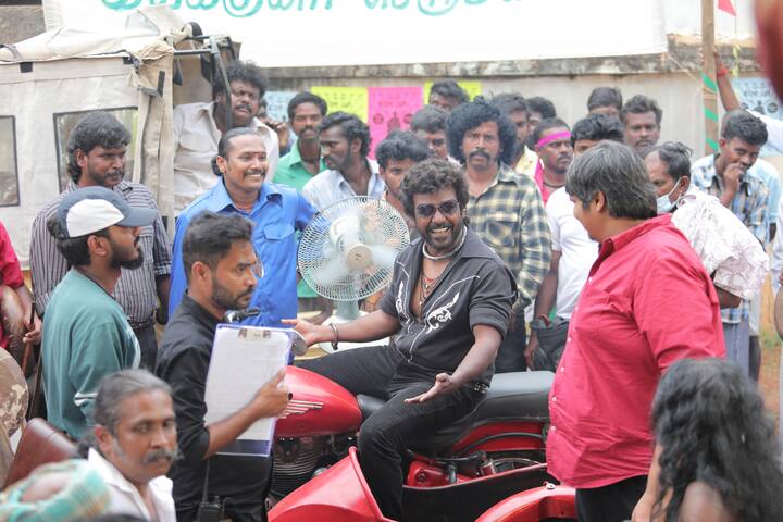 யானைகள், வாய்வழி கதைகள், காட்டில் வாழும் மக்கள், அரசியல், சினிமா என அனைத்தையும் ஒன்றுடன் ஒன்று தொடர்புபடுத்தி மக்களை ஒரே சமயத்தில் ரசிக்கவும் சிந்தக்கவும் வைத்துள்ளது.