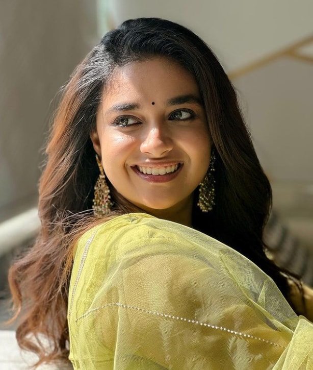 சிறுவயது முதலே குழந்தை நட்சத்திரமாக நடித்து வந்த கீர்த்தி, 2013 ஆம் ஆண்டு பிரியதர்ஷன் இயக்கத்தில் மோகன்லாலுடன் இணைந்து கீதாஞ்சலி திரைப்படத்தின் மூலம் அறிமுகமானார்.