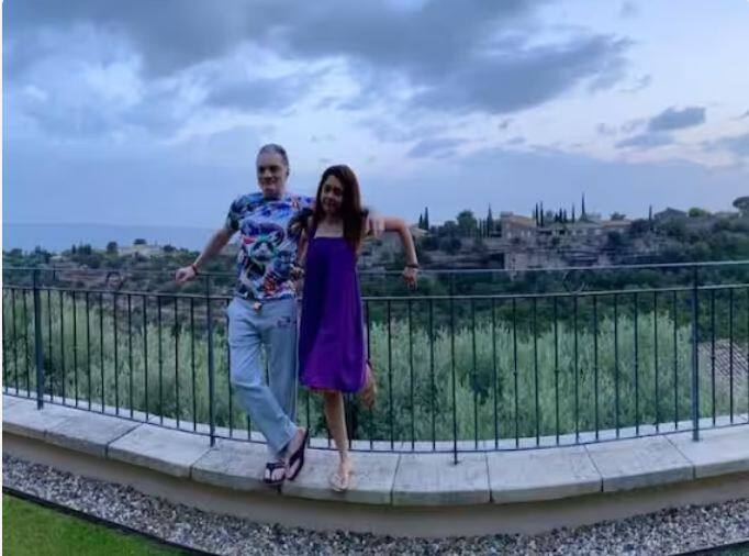 ਨਵਾਜ਼ ਮੋਦੀ ਦੀ ਗੱਲ ਕਰੀਏ ਤਾਂ ਉਹ ਮਸ਼ਹੂਰ ਵਕੀਲ ਨਾਦਰ ਮੋਦੀ ਦੀ ਬੇਟੀ ਹੈ। ਗੌਤਮ ਸਿੰਘਾਨੀਆ ਅਤੇ ਨਵਾਜ਼ ਮੋਦੀ ਅੱਠ ਸਾਲ ਡੇਟ ਕਰਨ ਤੋਂ ਬਾਅਦ 1999 ਵਿੱਚ ਵਿਆਹ ਦੇ ਬੰਧਨ ਵਿੱਚ ਬੱਝ ਗਏ ਸਨ।