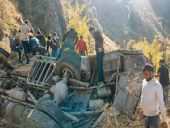 Doda Bus Accident :  जम्मू-काश्मीरच्या डोडामध्ये दरीत बस कोसळून भीषण अपघात झाला. या अपघातात 36 जणांचा मृत्यू झाला आहे. या अपघातावर राष्ट्रपती द्रौपदी मुर्म, PM नरेंद्र मोदी यांनी दु:ख व्यक्त केले.