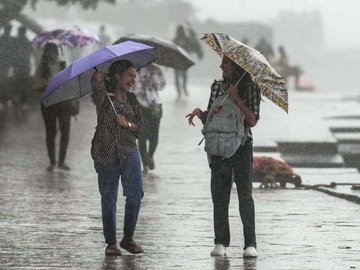 Maharashtra Weather Warning of unseasonal rain in the state for the next five days Weather : सावधान! पुढील पाच दिवस राज्यात अवकाळी पावसाचा इशारा, 'या' भागात पडणार वादळी पाऊस
