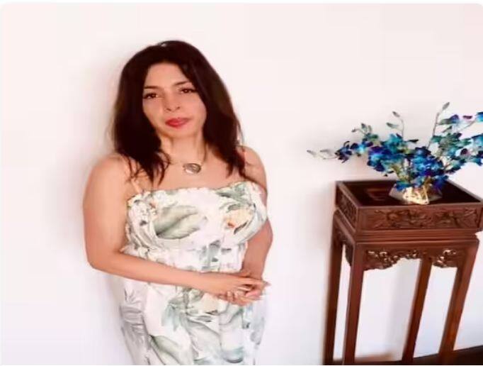 ਨਵਾਜ਼ ਮੋਦੀ, ਜੋ ਕਿ ਇੱਕ ਪਾਰਸੀ ਪਰਿਵਾਰ ਨਾਲ ਸਬੰਧ ਰੱਖਦੇ ਹਨ, ਪੇਸ਼ੇ ਤੋਂ ਇੱਕ ਮਸ਼ਹੂਰ ਜੀਵਨ ਸ਼ੈਲੀ ਅਤੇ ਫਿਟਨੈਸ ਫ੍ਰੀਕ ਹਨ। ਉਹ ਮੁੰਬਈ ਵਿੱਚ ਬਾਡੀ ਆਰਟ ਫਿਟਨੈਸ ਸੈਂਟਰ ਚਲਾਉਂਦੀ ਹੈ ਜਿਸ ਵਿੱਚ ਉਹ ਯੋਗਾ, ਡਾਂਸ ਅਤੇ ਕਸਰਤ ਸਿਖਾਉਂਦੀ ਹੈ। ਇਸ ਸੈਂਟਰ 'ਚ ਬਾਲੀਵੁੱਡ ਦੀਆਂ ਕਈ ਮਸ਼ਹੂਰ ਹਸਤੀਆਂ ਵੀ ਆਉਂਦੀਆਂ ਹਨ।