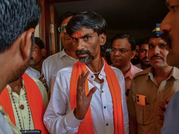 Manoj Jarange Maharashtra visit reached Solapur Antarwali Sarti Jalna Maratha reservation Protest Eknath Shinde government  Manoj Jarange: 'जब तक सरकार मराठा आरक्षण...', मनोज जरांगे ने महाराष्ट्र दौरे के दौरान खाई ये कसम, कही ये बात