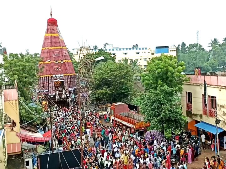 மாயூரநாதர் கோயில் திருத்தேரோட்டம்  - வடம்பிடித்து இழுத்த திருவாவடுதுறை ஆதீனம்