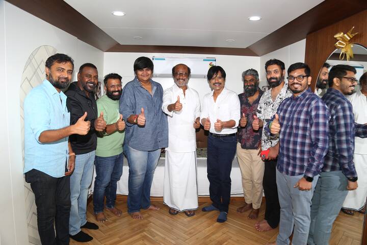 ரஜினியை ரெஃபரன்ஸாக வைத்து இந்திய சினிமாவின் முதல் கருப்பு ஹீரோ என்ற டேக் லைனுடன் உருவான இப்படத்தை பார்த்த நடிகர் ரஜினிகாந்த், கார்த்திக் சுப்பராஜ் மற்றும் படக்குழுவினரை பாராட்டி பதிவிட்டுள்ளார். அத்துடன் ஜிகர்தண்டா டபுள் எக்ஸ் குழுவினர் ரஜினியை நேரில் சந்தித்து வாழ்த்துகளை பெற்றுள்ளனர்.