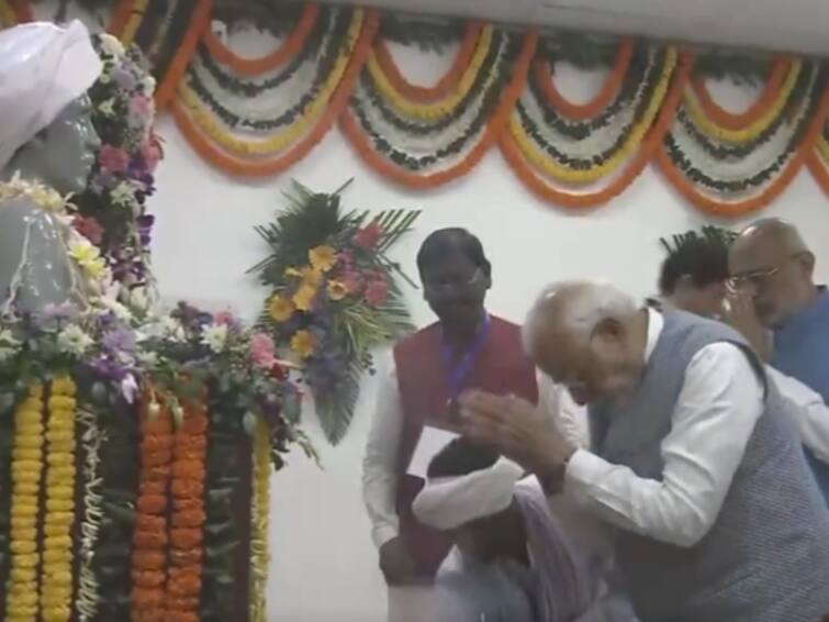 PM Modi Jharkhand Visit Birthplace Ulihatu village Tribal Icon Birsa Munda Floral Tributes PM Modi Visits Birthplace Of Tribal Icon Birsa Munda In Jharkhand, Pays Floral Tributes