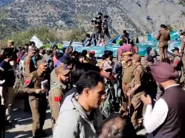 Doda Bus Accident: जम्मू-कश्मीर के किश्तवाड़ से जम्मू जा रही बस खाई में गिर गई. दुर्घटना में 36 लोगों की मौत हो गई. पीएम मोदी ने घटना पर शोक जताया है.