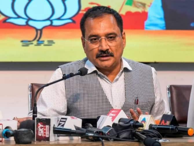 Delhi BJP President Virendra Sachdeva Targets CM Arvind Kejriwal For  Hospitals | Delhi Politics: 'दिल्ली सरकार के अस्पतालों की स्थिति दयनीय',  वीरेंद्र सचदेवा ने CM केजरीवाल को घेरा