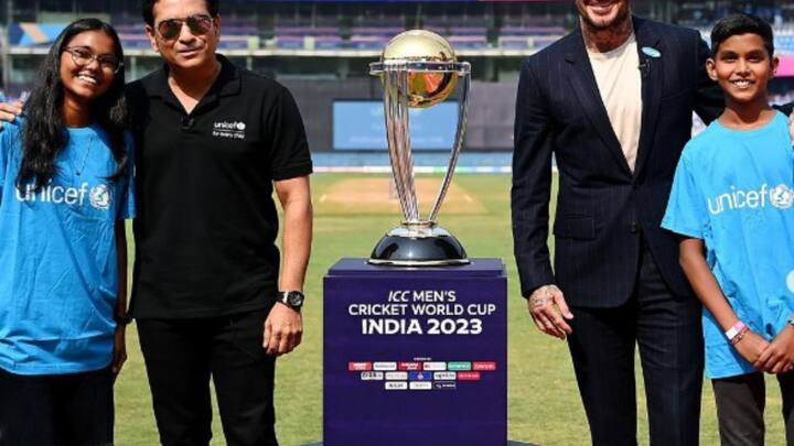 বিশ্বকাপ ট্রফির পাশে দাঁড়িয়ে ছবি তুলতে দেখা গেল বেকহ্য়ামকে। সঙ্গে ছিলেন সচিন তেন্ডুলকরও।