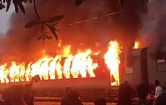 New Delhi Darbhanga Train Fire: नई दिल्ली-दरभंगा एक्सप्रेस ट्रेन में भीषण आग, कैसे अलर्ट स्टेशन मास्टर ने बड़े नुकसान को रोक दिया?