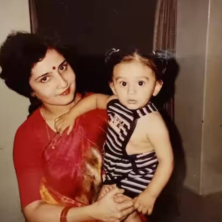 না কোনও নায়িকা নন, ইনি বলিউডের অন্যতম সফল নায়ক এখন। তাঁর হাসিতে মুগ্ধ অনেকে। ইনি কার্তিক আরিয়ান ! এবার চেনা গেল ?