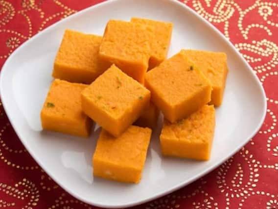 ડાયટિશિયનના મતે આપણે ક્યારેય જૂની મીઠાઈઓ ખાવાનું બંધ ન કરવું જોઈએ. લોઢા, બરફી, હલવો અને ખેડ જેવી મીઠાઈઓ આપણા તહેવારની ઓળખ છે, તેથી તેને ખાવાથી કોઈ પણ પ્રકારનું નુકસાન થતું નથી. આપણા દાદા-દાદીના સમયથી જે મીઠાઈઓ બનાવવામાં આવે છે તે સ્વાસ્થ્ય માટે ખૂબ જ સારી છે. તેને ખાવાથી કોઈ નુકસાન નથી પરંતુ ફાયદો જ થાય છે. સાથે જ, જો તમે મીઠાઈ ખાવાના ખૂબ જ શોખીન છો તો આ નિયમ પ્રમાણે ખાઓ અને કોઈપણ રોગ તમને ક્યારેય તેનો શિકાર નહીં બનાવે.