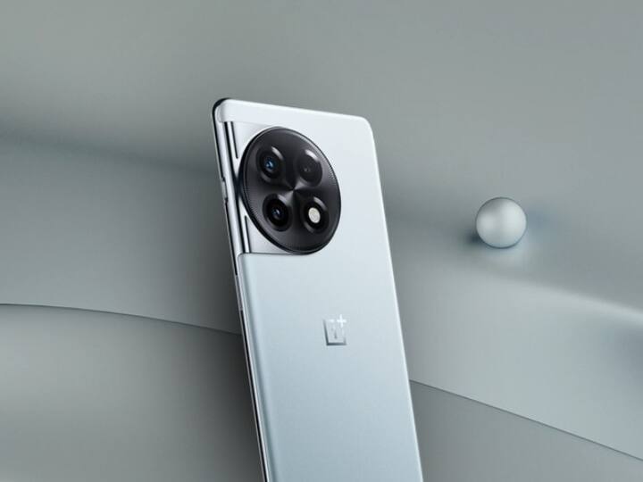 OnePlus 12R: इस स्मार्टफोन को कंपनी 40,000 के आस-पास लॉन्च कर सकती है. इसमें आपको Snapdragon 8 Gen 2 SoCका सपोर्ट मिलेगा.