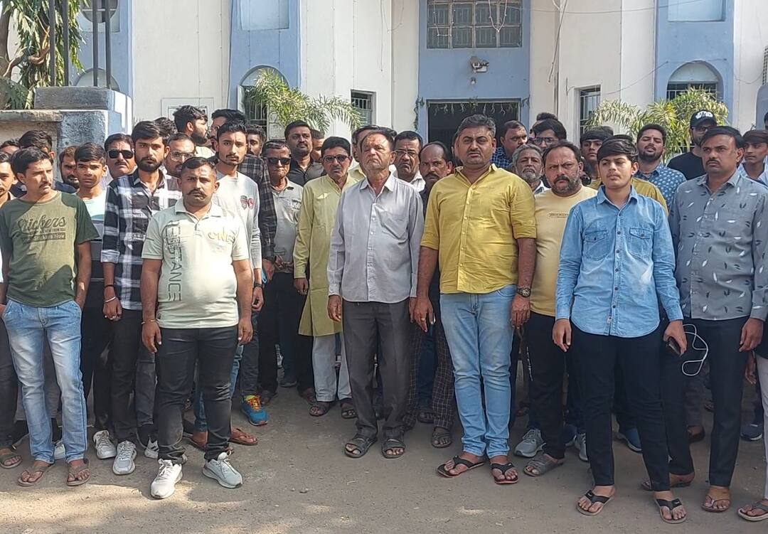 Traders protested at Sihore police station Bhavnagar: રક્ષક કે ભક્ષક? સિહોર પોલીસની દાદાગીરી, વેપારી પાસેથી લૂંટી રહી છે સામાન, વીડિયો વાયરલ