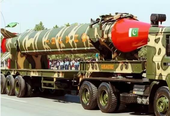 ਅੱਜ ਪੂਰੀ ਦੁਨੀਆ 'ਚ ਪਾਕਿਸਤਾਨ ਕੋਲ ਕੁੱਲ 170 ਪਰਮਾਣੂ ਹਥਿਆਰ ਹਨ, ਜਿਨ੍ਹਾਂ 'ਚੋਂ ਗੌਰੀ ਅਤੇ ਸ਼ਾਹੀਨ ਸਭ ਤੋਂ ਸ਼ਕਤੀਸ਼ਾਲੀ ਮੰਨੇ ਜਾਂਦੇ ਹਨ। ਇਨ੍ਹਾਂ ਦੀ ਸਟਰਾਈਕ ਰੇਂਜ 900 ਤੋਂ 2700 ਕਿਲੋਮੀਟਰ ਹੈ।
