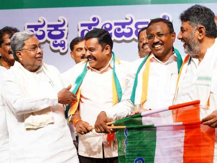 Two former JDS MLAs R Manjunath and D C Gowrishankar join Congress in Karnataka कर्नाटक में 'ऑपरेशन हस्त' की आहट! JDS के 2 पूर्व विधायकों ने थामा कांग्रेस का हाथ