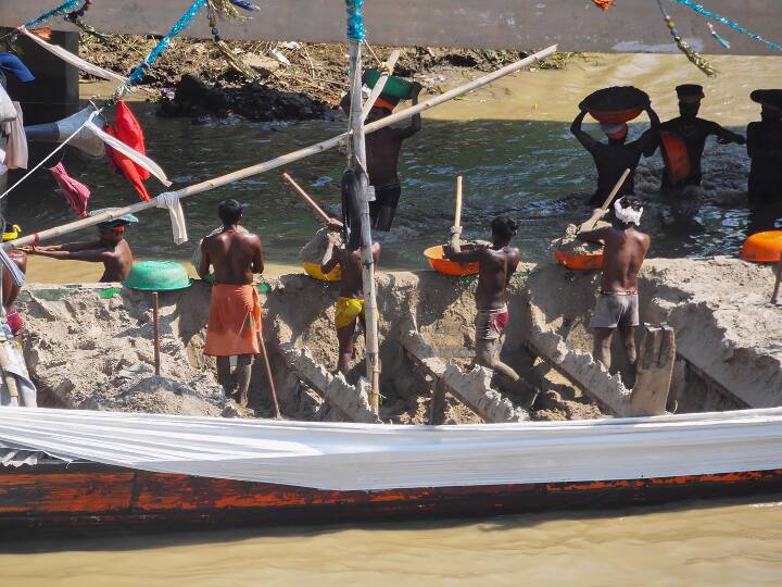 RJD leader Ramanand Yadav and BJP leader Janak Ram statement regarding sand mafia and illegal mining in Bihar ann बिहार में बालू का खेल! एक साल में 300 करोड़ जुर्माना, 2439 गिरफ्तारी, सरकार की सफाई और BJP के आरोप से समझिए खबर