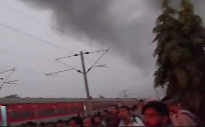 छठ की वजह से बिहार जाने वाले ट्रेन में काफी भीड़ देखी जा रही है.