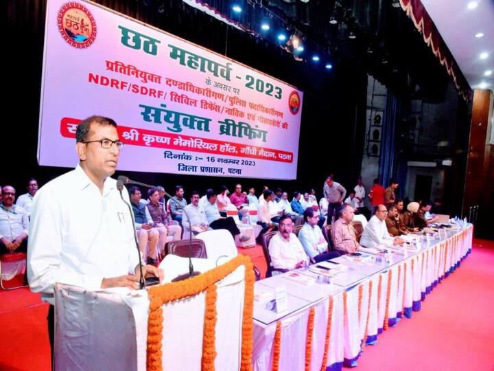 छठ को लेकर पदाधिकारियों की ब्रीफ़िंग में निर्देश दिया गया कि सभी मुस्तैदी से कर्तव्य का निर्वहन करेंगे.