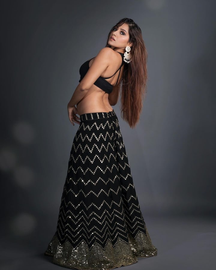 એક્ટ્રેસ સિમરન કૌર ફરી એક વખત નવા લૂકમાં જોવા મળી છે. અભિનેત્રીએ બ્લેક લૂકમાં શાનદાર ફોટોશૂટ કરાવ્યું છે.  સિમરનનો આ બોલ્ડ અંદાજ વાયરલ થયો છે.