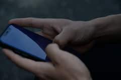 Lifestyle:উদ্বেগের মুহূর্তে মোবাইল থেকে দূরে থাকতে ইচ্ছা করে? সতর্ক হোন, পরামর্শ বিশেষজ্ঞদের