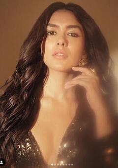 Mrunal Thakur: ਮ੍ਰਿਣਾਲ ਠਾਕੁਰ ਨੇ ਬਲੈਕ ਅਤੇ ਗੋਲਡਨ ਸ਼ਿਮਰੀ ਲਹਿੰਗਾ ਵਿੱਚ ਮਚਾਈ ਤਬਾਹੀ, ਸ਼ਾਨਦਾਰ ਲੁੱਕ ਨੇ ਉੱਡਾਏ ਫੈਨਜ਼ ਦੇ ਹੋਸ਼