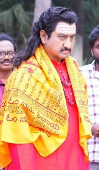 ఒక దివ్యాంశ సంభూతుడు దుష్టశక్తులను, దుష్ట పన్నాగాలను ఎలా అరికట్టాడు? అనేది 'త్రిష' చిత్ర కథాంశం. ఈ సినిమాలో కాలకేయ ప్రభాకర్, సురేష్ సూర్య, ఖుషీ గౌడ్, యువీన, కృష్ణేంద్ర, ధీరజ అప్పాజీ, ఆనంద్ మట్ట ఇతర ప్రధాన తారాగణం. (Image Courtesy : Trisha Movie)