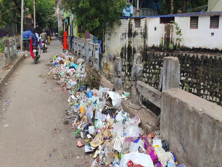 செல்லூரில் அரை கி.மீ., தூரத்துக்கு கொட்டப்படும்  கழிவுகள் -  குப்பை மேடாக மாறிய மதுரை மாநகராட்சி சாலை