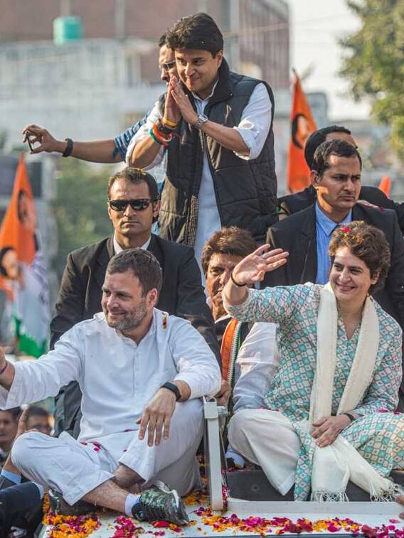 प्रियंका गांधी से कितनी कम है सिंधिया की हाइट?