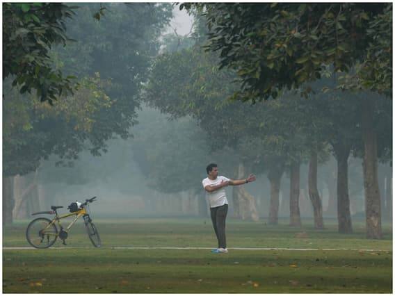 આવી સ્થિતિમાં, એવું કહી શકાય કે જો તમે આખો દિવસ 300 AQI માં જીવો છો, તો તમે લગભગ 12.50 સિગારેટ જેટલો ધુમાડો શ્વાસમાં લઈ રહ્યા છો.