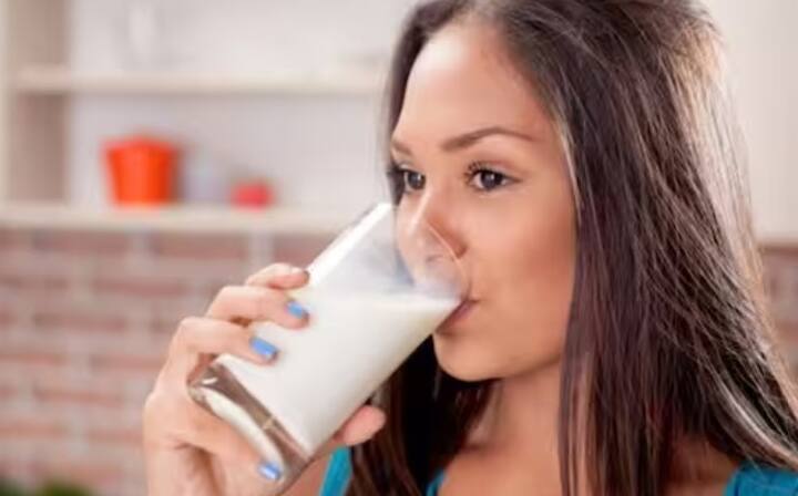 જે લોકો જીમમાં જાય છે તેમના માટે સવારે દૂધ પીવું ફાયદાકારક સાબિત થઈ શકે છે. તબીબોના મતે ગમે ત્યારે દૂધ પીવું ફાયદાકારક છે. બસ એ વાતનું ધ્યાન રાખો કે જો પેટને લગતી કોઈ સમસ્યા હોય તો દૂધ પીવાનો સમય બદલવો  ઠીક રહેશે. પાંચ વર્ષથી વધુ ઉંમરના લોકોને સવારે દૂધ પીવાથી નુકસાન થઈ શકે છે.