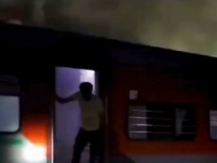 Fire Breaks Out In Vaishali Superfast Express Uttar Pradesh Etawah Fire Breaks Out In Vaishali Superfast Express In UP's Etawah