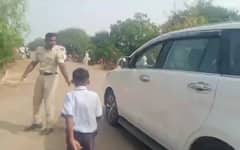 शाळेच्या रस्त्यासाठी चिमुकल्या विद्यार्थ्याने चालत्या गाडीत शरद पवारांना दिलं निवेदन
