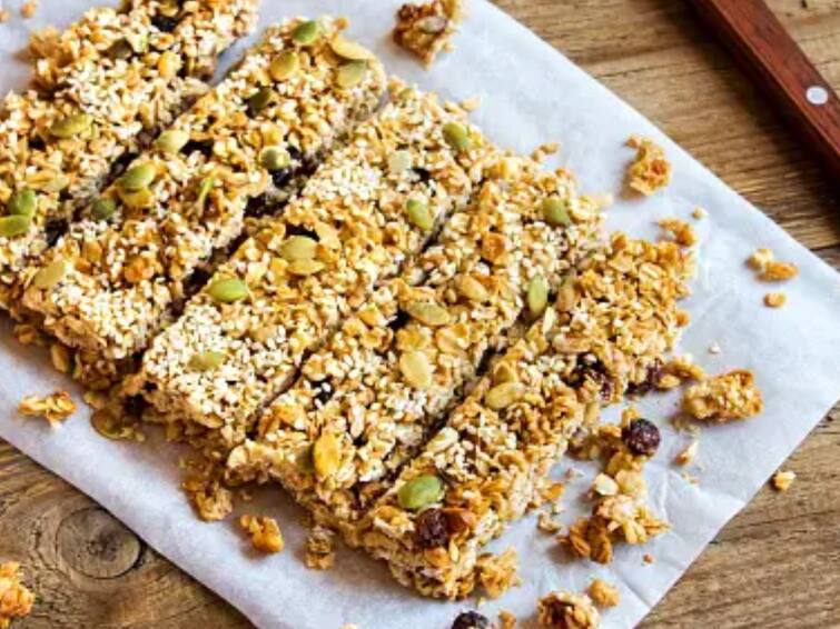 How to Make Homemade Snickers Bar Home made Nut milk chocolate Homemade Snickers Bar: சாக்லேட் மேனியா வந்துடுச்சா.. ஸ்னிக்கர் சாப்பிட ஆசையா? வீட்டிலேயே இனிமே ஸ்வீட்டா க்யூட்டா தயாரிக்கலாம்..