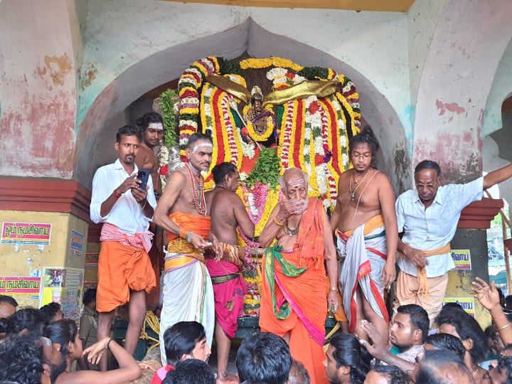 மயிலாடுதுறை கடைமுகத் தீர்த்தவாரி - பல்லாயிரக்கணக்கான பக்தர்கள் புனித நீராடல்