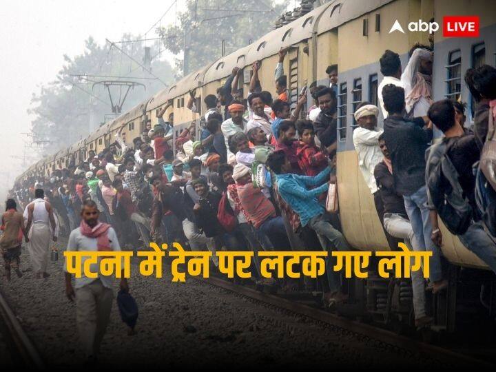 chhath puja 2023 in patna passengers seen hanging from the train door while travelling to hometown Patna: छठ पूजा से पहले घर पहुंचने की जद्दोजहद! ट्रेन की खिड़की-गेट से लटक गए यात्री