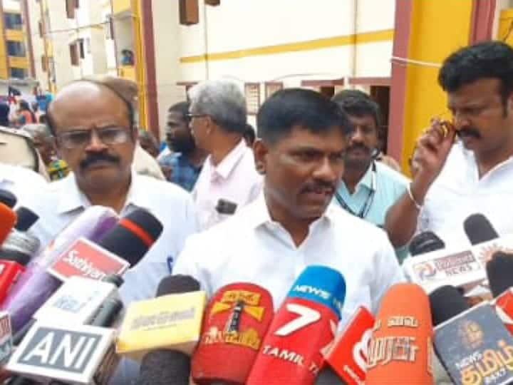 National Sanitation Workers Commission Committee Chairman Venkatesan Karur inspects TNN கரூரில்  துப்புரவு பணியாளர்கள் குறைகளை கேட்டறிந்த தேசிய துப்புரவு பணியாளர்கள் ஆணைய குழு தலைவர்