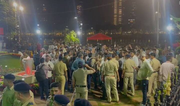 ठाकरे गटाच्या कार्यकर्त्यांनी महिला कार्यकर्त्यांना धक्काबुक्की केली असल्याचा आरोप शिंदे गटाच्या प्रवक्त्या शीतल म्हात्रे यांनी केला.