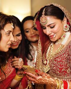 सेल्फी से लेकर फ्रेंड्स के साथ गॉसिप तक, सेकंड वेडिंग एनिवर्सरी पर कुंडली भाग्य फेम Shraddha Arya ने शेयर किए शादी के कैंडिड मोमेंट्स