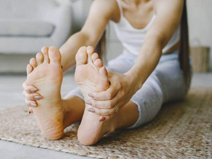 What are the signs and symptoms of liver disease feet causes signals पैरों के तलवे में अक्सर रहता है दर्द तो समझ जाए लिवर की बीमारी ने दे दी है सिग्नल