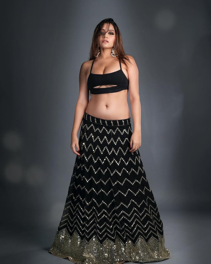 બ્લેક આઉટફિટમાં સિમરન કૌર શાનદાર અંદાજમાં પોઝ આપતી જોવા મળે છે.