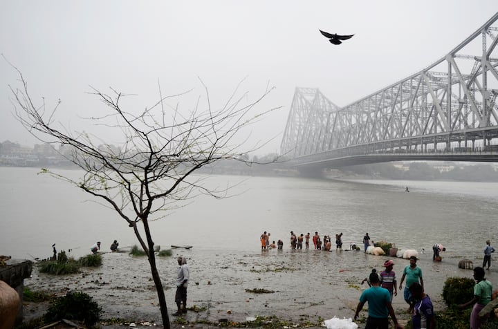 কলকাতায় আজ সকালে সর্বনিম্ন তাপমাত্রা ২৩.৯ ডিগ্রি সেলসিয়াস। স্বাভাবিকের থেকে ৪ ডিগ্রি বেশি। গতকাল বিকেলে সর্বোচ্চ তাপমাত্রা ছিল ৩০.২ ডিগ্রি সেলসিয়াস। স্বাভাবিক। বাতাসে জলীয় বাষ্পের সর্বোচ্চ পরিমাণ ৪৬ থেকে ৯০ শতাংশ।