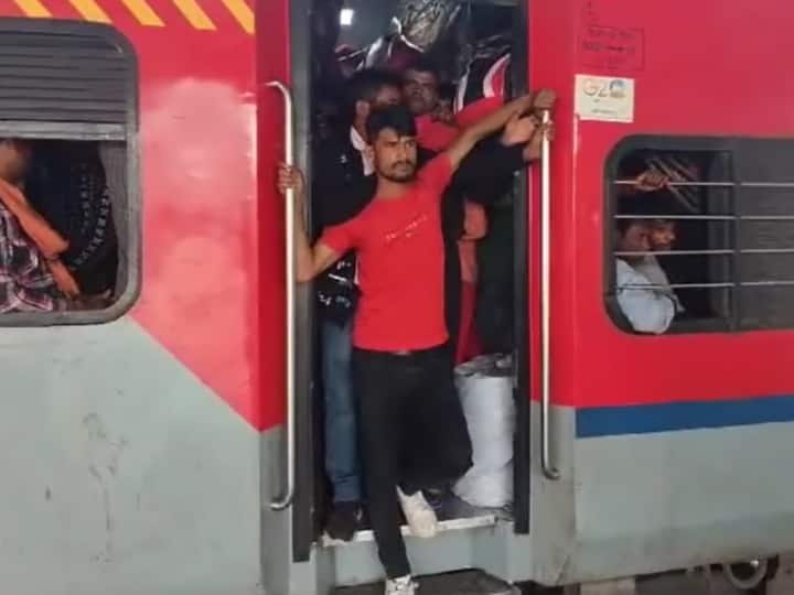 Darbhanga Humsafar and Vaishali Superfast Express reached in Gorakhpur after fire from Etawah ANN UP: गोरखपुर पहुंची हमसफर और वैशाली एक्सप्रेस, यात्रियों के चेहरे पर दिखा खौफ, बयां किया हाल