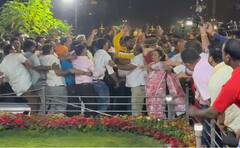 Shiv Sena Clash :  मुंबईतील बाळासाहेबांच्या स्मृतीस्थळावर ठाकरे-शिंदे गटात राडा; पाहा फोटो