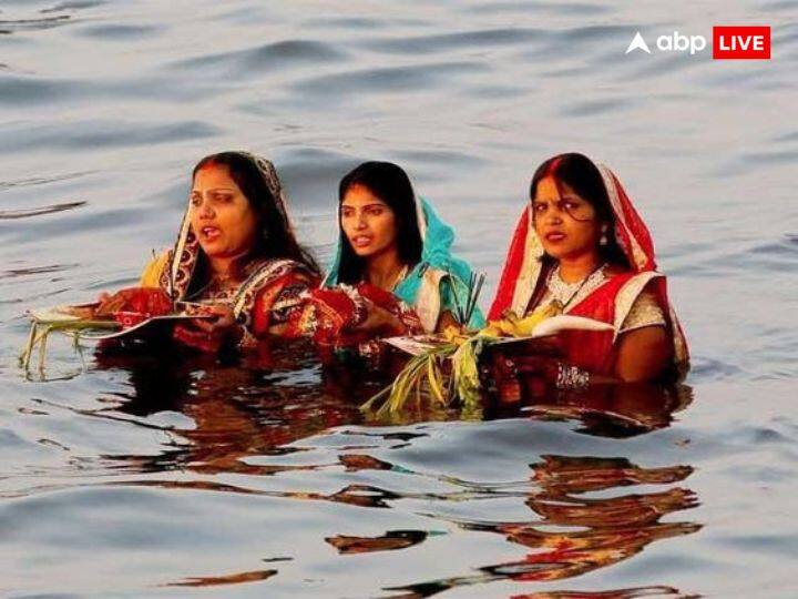 छठ का पहला दिन नहाय-खाय का होता है. शब्द नहाय अपने शब्द का अर्थ बताता है जैसे नहाय यानि नहाना. इस दिन सुबह किसी भी नदी, तालाब में शुद्ध पानी से स्नान करना और साफ कपड़े पहनने का महत्व है.