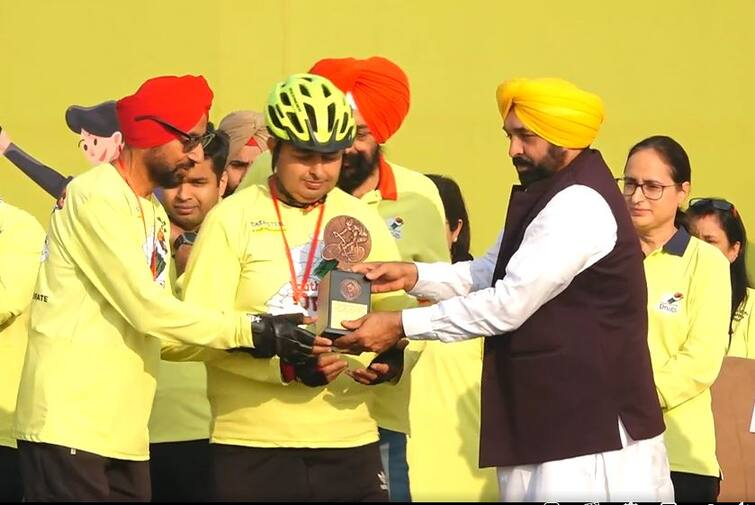 CM Bhagwant Mann announced to give 1 crore each to hockey players Cycle Rally: ਹਾਕੀ ਖਿਡਾਰੀਆਂ ਨੂੰ 1-1 ਕਰੋੜ ਦੇਣ ਦਾ ਐਲਾਨ, ਲੁਧਿਆਣ ਪਹੁੰਚੇ CM ਭਗਵੰਤ ਮਾਨ ਨੇ ਚਲਾਇਆ ਸਾਇਕਲ, ਨਸ਼ਿਆਂ ਖਿਲਾਫ਼ ਚੁੱਕੀ ਆਵਾਜ਼ 