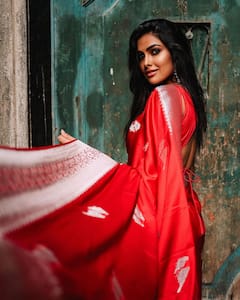 Bigg Boss Divi Photos: వెనీస్ వీధుల్లో తెలుగందం - చీరలో తళుక్కున మెరిసిన బీబీ బ్యూటీ దివి