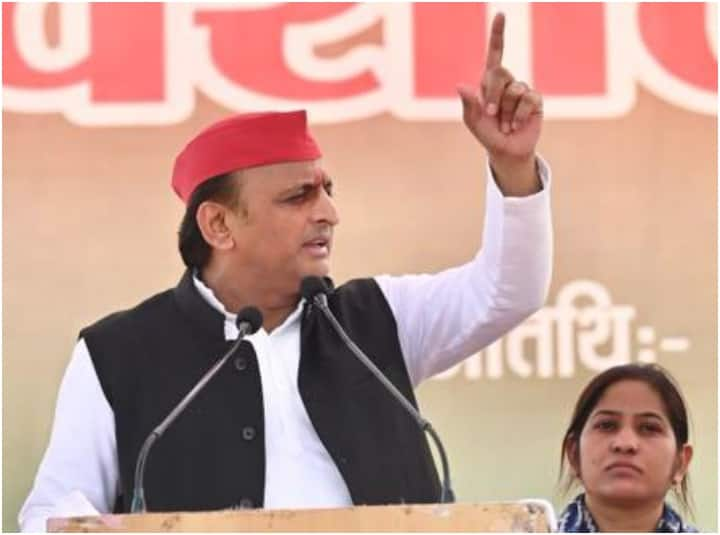 Samajwadi Party chief Akhilesh Yadav flagged off Samajik Nyay Yatra in Lucknow UP News: स्वामी प्रसाद मौर्य के बयान पर बवाल के बीच अखिलेश यादव बोले- जो जैसा है उसे...