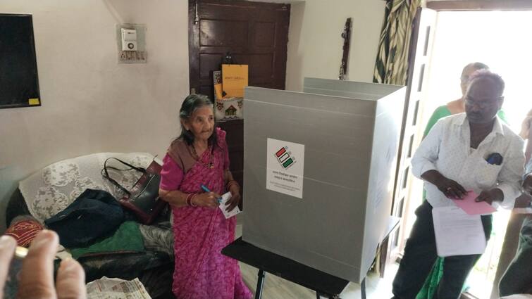 Rajasthan Election News: 10-15 साल बाद मतदान कर रहे हैं लोग, वोट फ्रॉम होम वाले बुजुर्गों ने वोटिंग के बाद क्या-क्या कहा elders voted for first time by vote from home in Rajasthan assembly election 2023 Rajasthan Election News: 10-15 साल बाद मतदान कर रहे हैं लोग, वोट फ्रॉम होम वाले बुजुर्गों ने वोटिंग के बाद क्या-क्या कहा