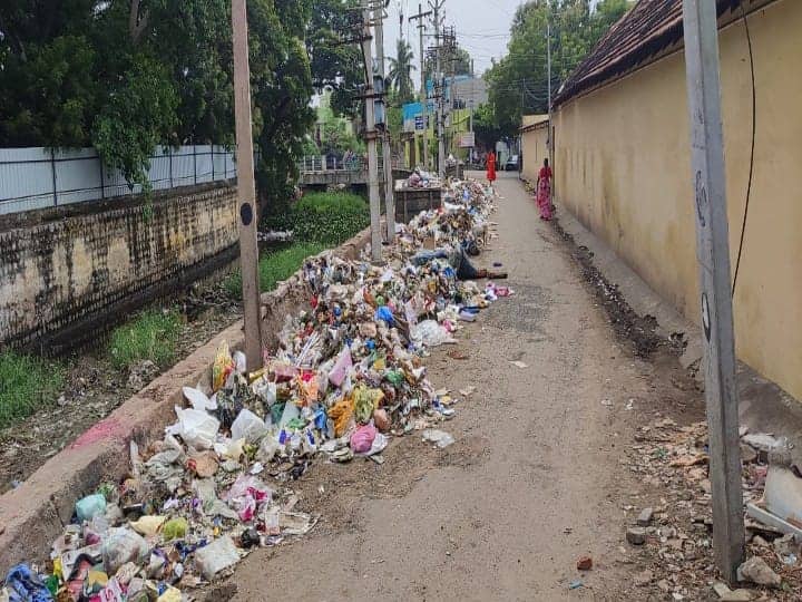 Madurai news Sellur municipal road has become a garbage dump where meat and glass waste are dumped for half a kilometer TNN செல்லூரில் அரை கி.மீ., தூரத்துக்கு கொட்டப்படும்  கழிவுகள் -  குப்பை மேடாக மாறிய மதுரை மாநகராட்சி சாலை